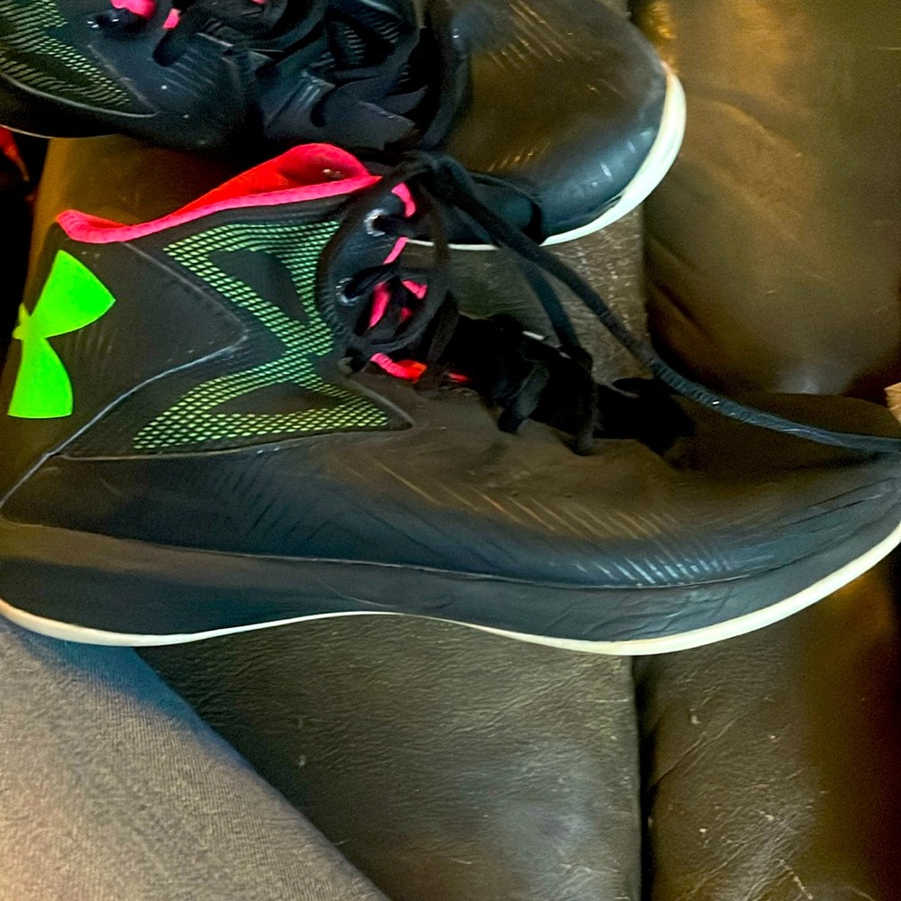 Under Armour Size 6 Basketball Shoes